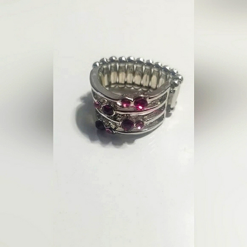 New Vintage NewSparkle Showdown Paparazzi Ring. 🌴